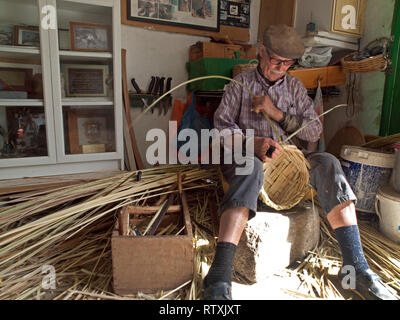 Dans un atelier à Lanzarote un homme tisse un panier Banque D'Images