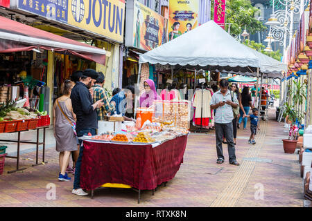 Les vendeurs de trottoir le long de Jalan Tun Sambanthan, Little India, Brickfields, Kuala Lumpur, Malaisie. Banque D'Images