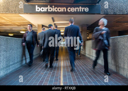 En se promenant dans les allées de l'intérieur du Barbican Centre Banque D'Images