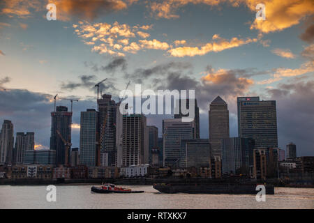 Le soleil se couche derrière les différents buildings des Docklands sur un jour de tempête Banque D'Images