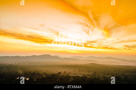 Vue sur le lever du soleil sur la jungle de Pidurangala Rock au Sri Lanka Banque D'Images