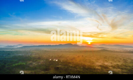 Vue sur le lever du soleil sur la jungle de Pidurangala Rock au Sri Lanka Banque D'Images