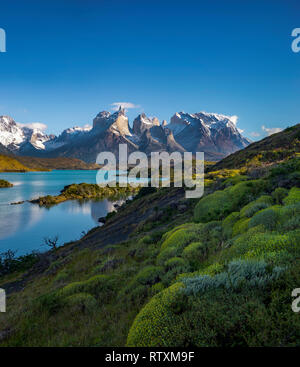 Torres del Paine au-dessus du Lago Nordenskjold. Banque D'Images