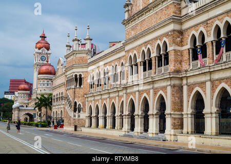 L'architecture mauresque coloniale, Raja Street. L'Église catholique du centre gauche, le Sultan Abdul Samad Building à distance. Kuala Lumpur, Malaisie. Banque D'Images