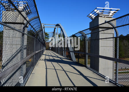 Le Reedy Creek Trail passerelle au-dessus de l'interstate 440, à Raleigh en Caroline du Nord. Banque D'Images