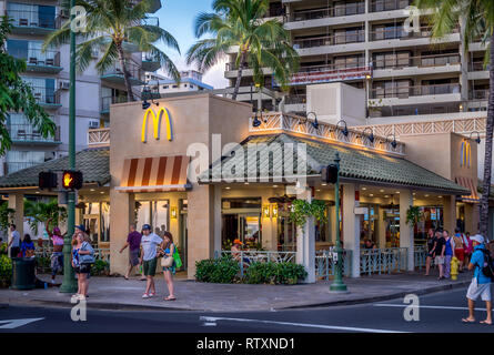 Busy restaurant McDonald's sur l'Avenue Kalakaua à Waikiki le 27 avril 2014. McDonald's est une marque mondiale et force dominante dans les fast food retail. Banque D'Images