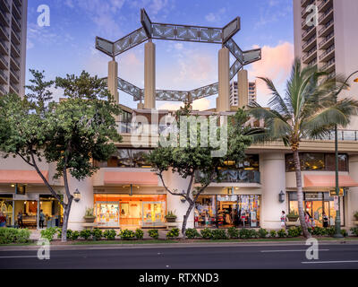 Points de vente au détail sur l'Avenue Kalakaua le 27 avril 2014 à Waikiki, Hawaii. L'Avenue Kalakaua est la rue commerçante de luxe préférés aux touristes se rendant sur Ha Banque D'Images