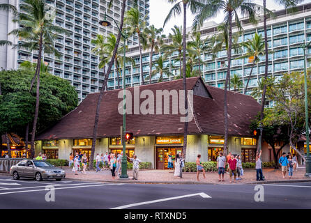 Point de vente au détail occasionnels hawaïenne sur Kalakaua Avenue le 27 avril 2014 à Waikiki, Hawaii. L'Avenue Kalakaua est le favori pour le tour de shopping de luxe Banque D'Images