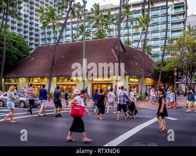 Point de vente au détail occasionnels hawaïenne sur Kalakaua Avenue le 27 avril 2014 à Waikiki, Hawaii. L'Avenue Kalakaua est le favori pour le tour de shopping de luxe Banque D'Images