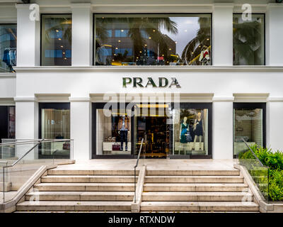 Magasin Prada le 29 avril 2014 sur l'Avenue Kalakaua à Waikiki, Hawaii. L'Avenue Kalakaua est la rue commerçante de luxe préférés aux touristes se rendant sur Hawai Banque D'Images