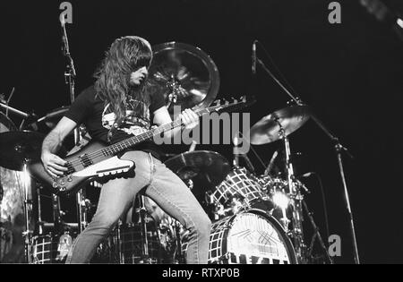 Le bassiste Brian le froment de l'hard rock Tesla est montré sur scène pendant un concert en direct de l'apparence. Banque D'Images