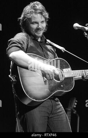 Auteur-compositeur, musicien, poète, et leader du groupe Wilco, Jeff Tweedy est montré sur scène pendant les concerts acoustiques en solo l'apparence. Banque D'Images