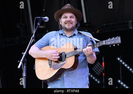 Chanteur, auteur-compositeur et guitariste Jeff Tweedy est montré sur scène pendant les concerts acoustiques en solo l'apparence. Banque D'Images