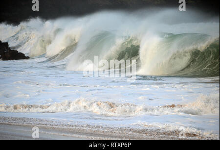 Les vagues de houle géante accident dans les côtes dans l'hiver, Waimea Bay, North Shore d'Oahu, Hawaii, USA Banque D'Images