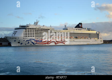 Fierté d'Amérique bateau de croisière au port d'Honolulu, Oahu, Hawaii, USA Banque D'Images