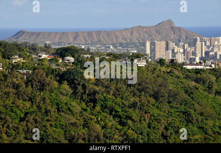 Vue sur le cratère volcanique de Diamond Head de Kapalama hill, Honolulu, Oahu, Hawaii, USA Banque D'Images