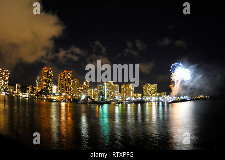 Vendredi Aloha fireworks at Waikiki, Honolulu, Oahu, Hawaii, USA Banque D'Images