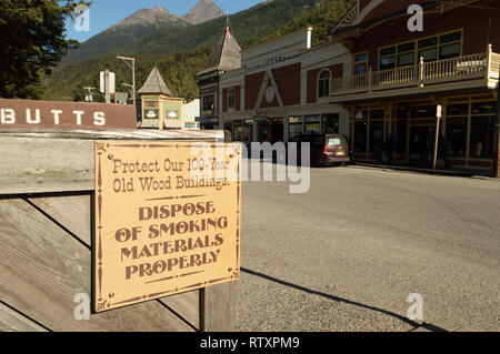 15 septembre 2018 - Skagway AK : public rustique située sur l'élimination de la cigarette, rue Broadway la protection des édifices patrimoniaux et maintien de la ville propre. Banque D'Images