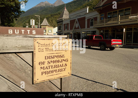 15 septembre 2018 - Skagway AK : public rustique située sur l'élimination de la cigarette, rue Broadway la protection des édifices patrimoniaux et maintien de la ville propre. Banque D'Images