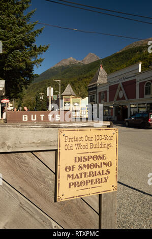 15 septembre 2018 - Skagway AK : public rustique située sur l'élimination de la cigarette, rue Broadway la protection des édifices patrimoniaux et maintien de la ville propre. Banque D'Images