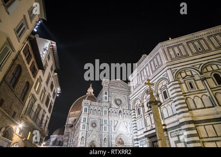 La cathédrale Duomo de Florence. Basilica di Santa Maria del Fiore ou Basilique de Sainte Marie de la fleur en Florence, Italie. La nuit. Banque D'Images