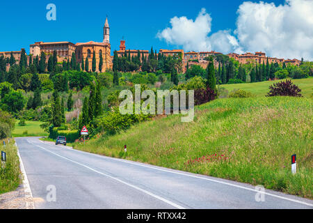 Destination voyage fantastique, toscane spectaculaire village sur la colline avec des champs de céréales d'été, Pienza, Toscane, Italie, Europe Banque D'Images