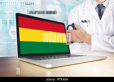 Système de santé en Bolivie thème tech. Drapeau bolivien sur l'écran d'ordinateur. Doctor standing avec stéthoscope à l'hôpital. Cryptocurrency et Blockchain Banque D'Images