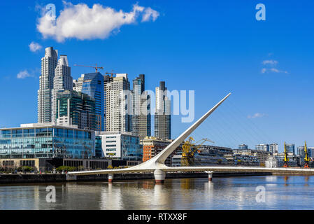 Vue de jour à bord de l'eau à Puerto Madero avec le Puente de la Mujer, Buenos Aires, Argentine. Banque D'Images