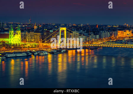 Célèbre destination touristique européenne. Soirée spectaculaire panorama urbain avec le célèbre pont Elisabeth et du Danube river la nuit, Budapest, Hongrie, Banque D'Images