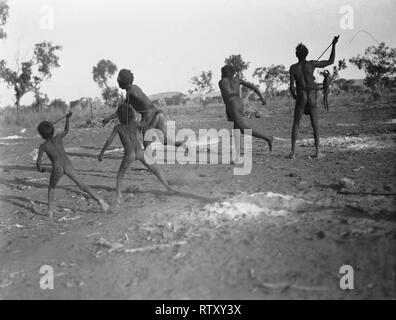 Dans toute l'Australie aborigène, des hommes, des jeunes et parfois des garçons jouent à des jeux Banque D'Images