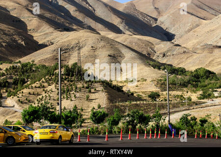 Téhéran, Iran- le 17 septembre 2018 : taxi Parking au pied des montagnes Alborz à Téhéran, Iran Banque D'Images