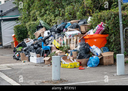 Haïfa, Israël - 9 Février 2019 : des piles d'ordures sur le trottoir à cause de la grève Banque D'Images