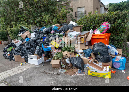 Haïfa, Israël - 9 Février 2019 : des piles d'ordures sur le trottoir à cause de la grève Banque D'Images