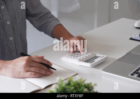 Portrait of businesswoman professionnel travaillant à son bureau. Jeune femme comptable manager using calculator Banque D'Images