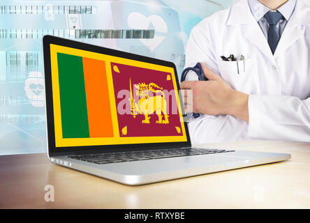 Système de santé au Sri Lanka tech thème. Drapeau sri lankais sur écran d'ordinateur. Doctor standing avec stéthoscope à l'hôpital. Cryptocurrency et Blockc Banque D'Images