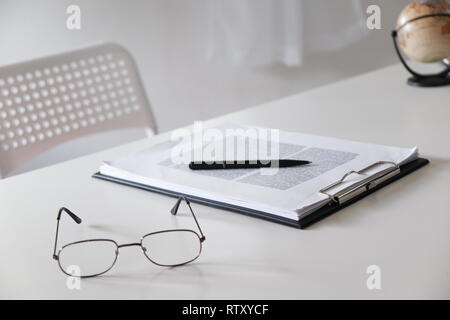 Table de bureau crayon stylo avec des lunettes et carte du monde Banque D'Images