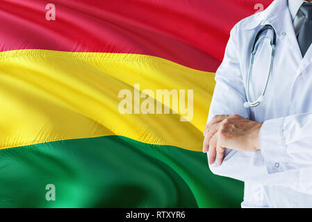 Médecin bolivien avec stéthoscope sur fond du drapeau de la Bolivie. Système national de santé, concept medical thème. Banque D'Images