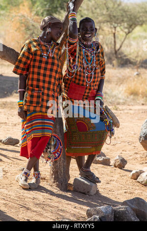 Amboseli, Kenya - 18 février 2019 - Deux femmes Masai perlage vendre des souvenirs aux touristes à l'Iremito porte du Parc national Amboseli, au Kenya. Banque D'Images