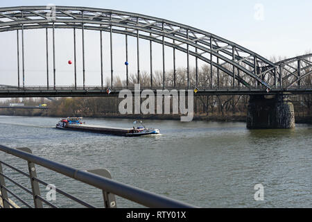 Deutschherrenbrücke über dem, Principal Frachter auf dem Main, Frankfurt am Main, Hessen, Allemagne Banque D'Images