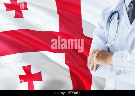 Georgian Doctor standing with stethoscope sur fond du drapeau de la Géorgie. Système national de santé, concept medical thème. Banque D'Images