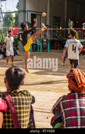 Les jeunes hommes jouant chinlone au Myanmar. Banque D'Images