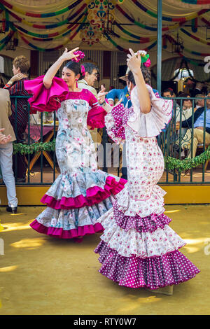 Les jeunes femmes portant des robes de flamenco et de danse 'Sevillanas' à la foire d'avril, Foire d'Avril de Séville (Feria de Séville). Banque D'Images