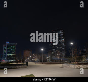 Horizon de la forêt verticale à Milan, vu depuis le nouveau parc appelé la bibliothèque des arbres. Gratte-ciel écologique conçu par l'architecte Boeri Banque D'Images