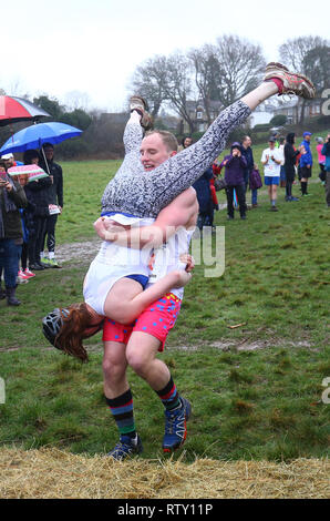 Les concurrents participent à la course annuelle UK femme exerçant à l'Nower à Dorking, Surrey. Banque D'Images