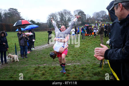 Les concurrents participent à la course annuelle UK femme exerçant à l'Nower à Dorking, Surrey. Banque D'Images