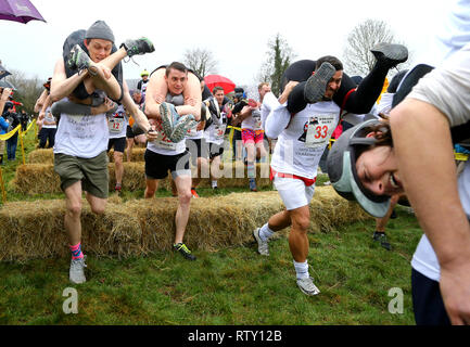 Les concurrents participent à la course annuelle UK femme exerçant à l'Nower à Dorking, Surrey. Banque D'Images