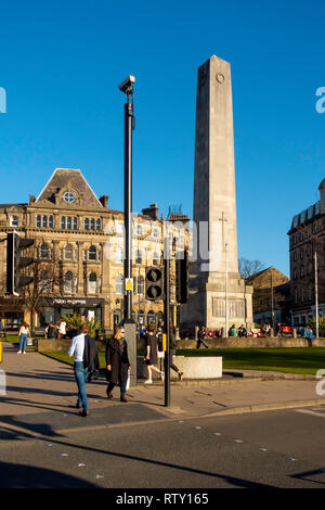 Le mémorial de guerre en perspective, dans le centre de Harrogate North Yorkshire sur un matin de printemps ensoleillé Banque D'Images