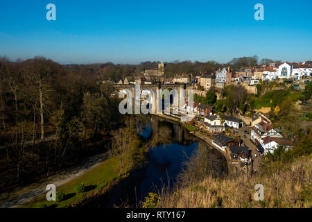 Ville de Knaresborough Yorkshire avec une vue sur le fleuve Nidd, et le viaduc ferroviaire par un beau matin de printemps précoce Banque D'Images