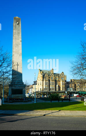 Le mémorial de guerre en perspective, dans le centre de Harrogate North Yorkshire sur un matin de printemps ensoleillé Banque D'Images