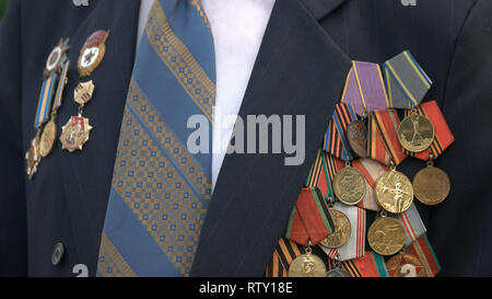 09.05.2018 - Kiev, Ukraine. Vétéran de guerre avec des médailles sur sa veste. Close up de nombreuses médailles et ordres des anciens combattants de la poitrine. Concept, le jour de la victoire. Banque D'Images